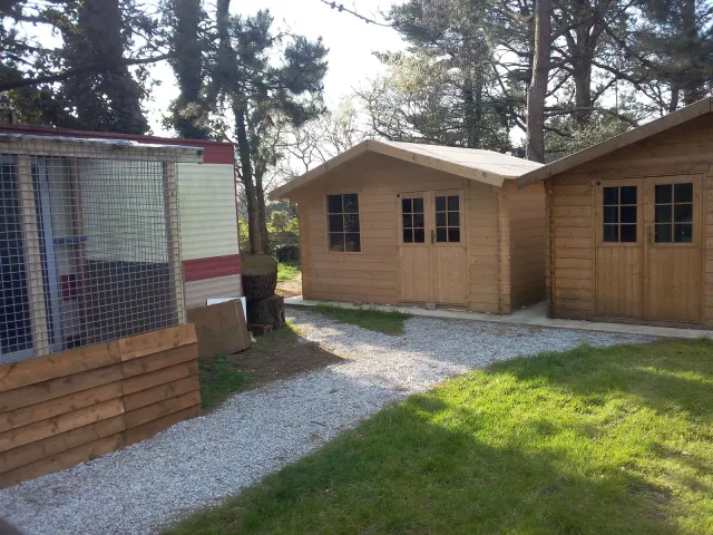 Les chalets en bois de la chatterie de la pension