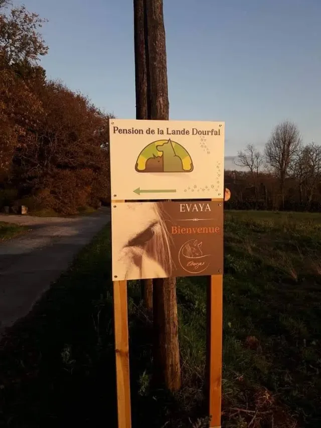Le panneau en bois de la pension au bord de la route
